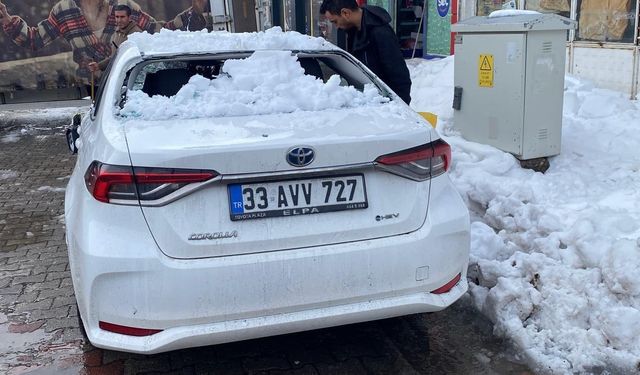Bingöl'de çatıdan düşen kar otomobile zarar verdi