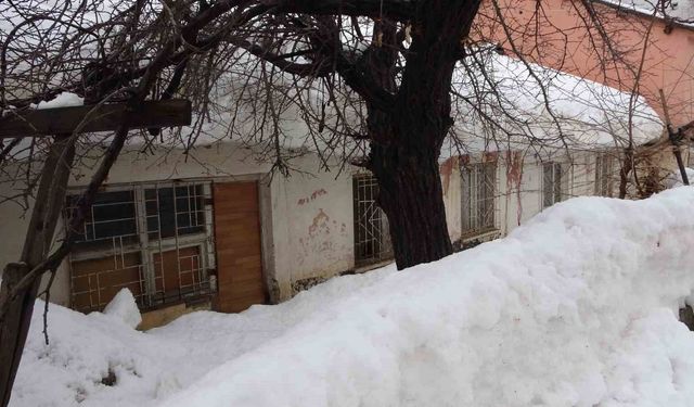 Bitlis'te kar yığınları kardan kaleye dönüştü