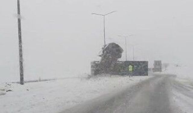 Bitlis'te kontrolden çıkan tır yan yattı