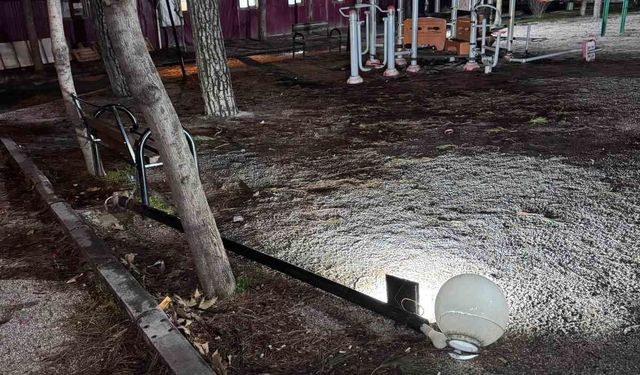 Buldan'da çocuk parkındaki aydınlatma direği tehlike saçıyor