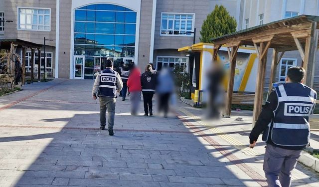 Burdur'da 1 milyon değerinde sahte altın sattılar, polisten kaçamadılar