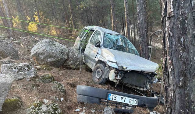 Burdur'da araç şarampole devrildi: 3 yaralı