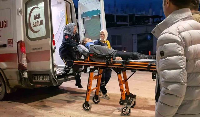 Bursa'da 14 yaşındaki ehliyetsiz sürücü park halindeki araçlara çarptı: 4 gencin durumu kritik