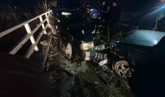 Bursa'da iki otomobil kafa kafaya çarpıştı: 3 yaralı