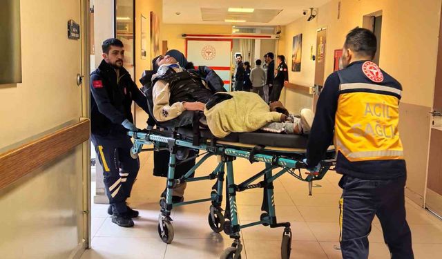 Bursa'da motosiklet çukura düşerek devrildi: 1'i ağır 2 yaralı