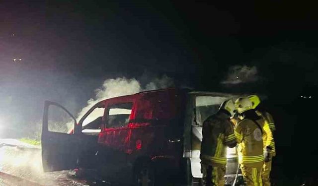 Bursa'da seyir halindeki araç alevlere teslim oldu