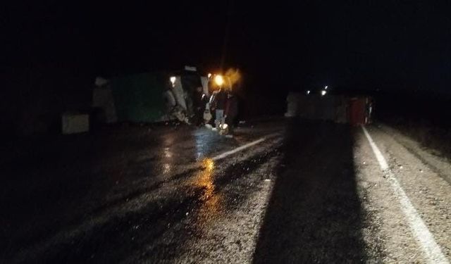 Çanakkale'de itfaiye aracı, yardım için gittiği tıra çarptı