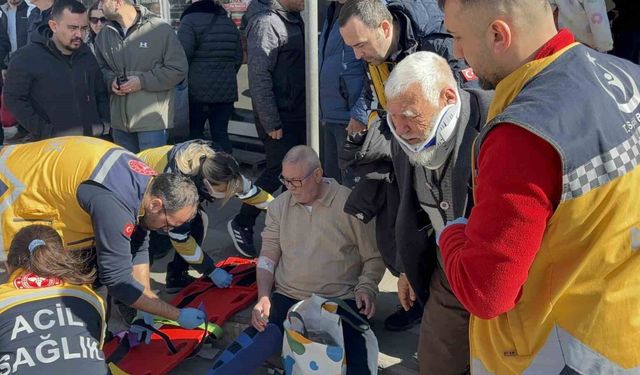 Çanakkale'de özel halk otobüsü yayaya çarptı: 8 yaralı