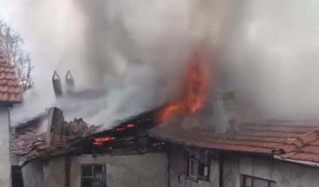 Çankırı'da evin çatısı alevlere teslim oldu