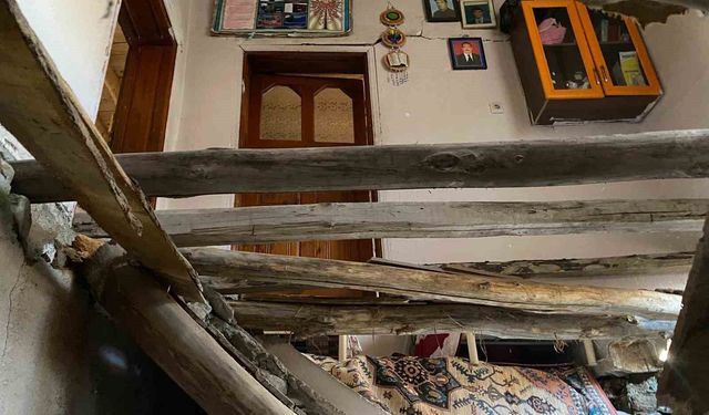 Çatak'ta 2 katlı evin toprak damı çöktü