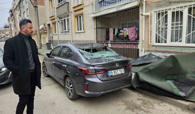Bursa'da çatı, lodosla birlikte otomobilin üzerine uçtu