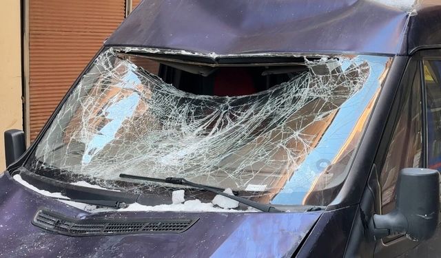 Çatıdan düşen kar kütlesi seyir halindeki minibüse zarar verdi