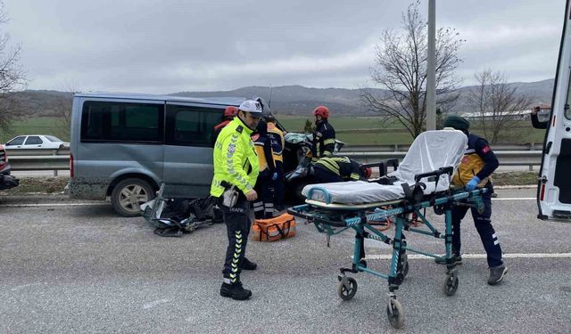 Çorum'da minibüs tıra çarptı: Sürücü araçta sıkıştı, eşi ve kızı yola savruldu