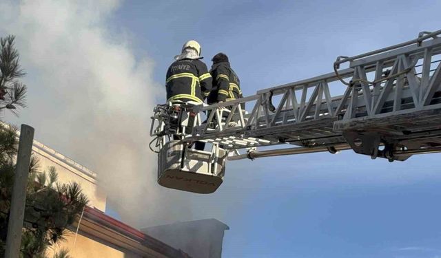 Daireler tahliye edildi, itfaiye çatıdan yangına müdahalede bulundu
