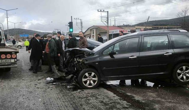 Denizli'de üç aracın karıştığı kazada 1 kişi ağır yaralandı