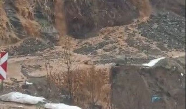 Derecik-Şemdinli kara yolunda heyelan
