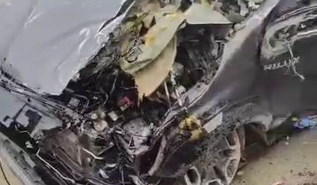 Diyarbakır'da pikap bariyerlere ok gibi saplandı: 2 yaralı