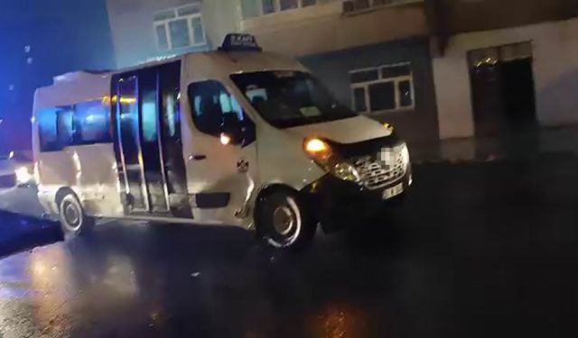 Diyarbakır'da ticari taksi ile yolcu minibüsü çarpıştı: 3 yaralı