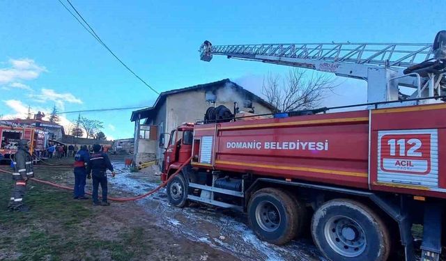 Domaniç'te çatı yangını