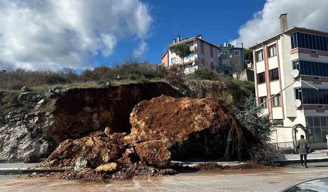 Dursunbey'de dev kaya parçası yola düştü