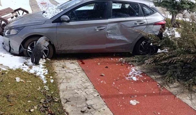 Elazığ'da otomobil kaldırıma çıktı: 1 yaralı