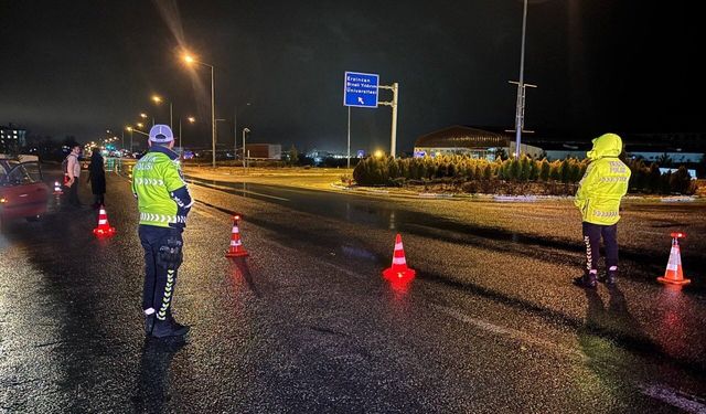 Erzincan'da kar ve sis ulaşımı aksattı