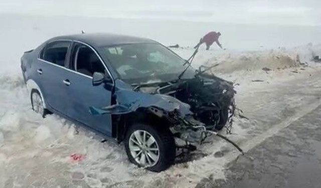 Erzurum'da otomobille tırın çarpıştığı kazada sürücüler yaralandı