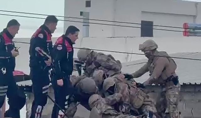 Eski çalıştığı iş yerini basıp 4 kişiyi vuran şahıs çatıda yakalandı