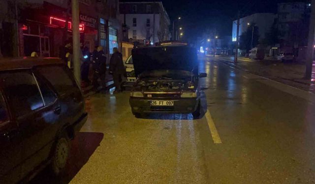 Eskişehir'de motor kısmı yanan araç kullanılamaz hale geldi