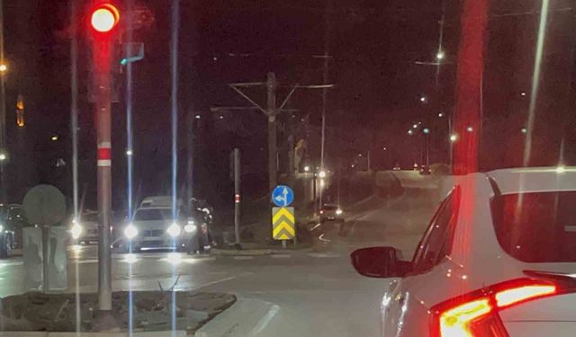 Eskişehir'de raylarda ilerleyen otomobil tehlikeye davetiye çıkardı