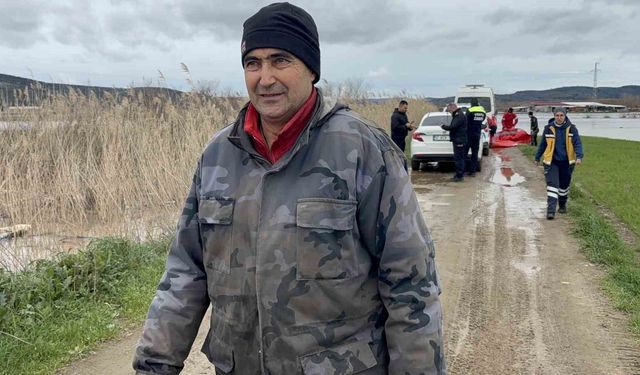Ezine'de Menderes Çayı taştı, kışlada hayvanlarıyla mahsur kalan adam kurtarıldı