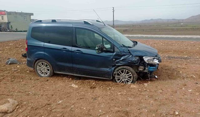 Gercüş'te çarpışan araçlardan burunları bile kanamadan kurtuldular