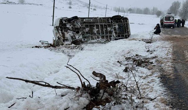 Öğrenci servisi devrildi: 14 yaralı