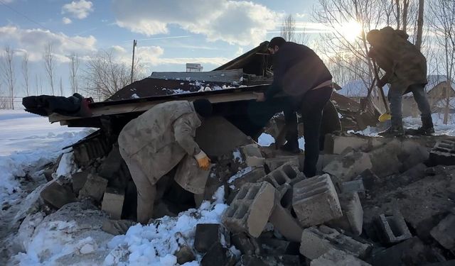 Hakkari'de ahırın çatısı çöktü: 2 hayvan telef oldu