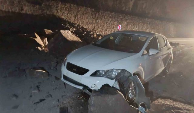 İspir - Erzurum yolunda gece korku dolu anlar, Kaya düşmesi kazaya neden oldu