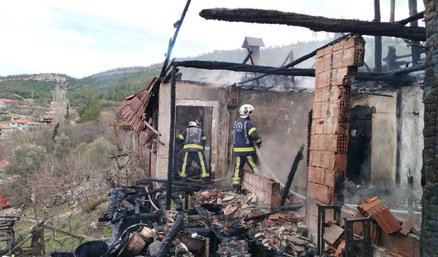 Kale'de alevlere teslim olan ev kullanılamaz hale geldi