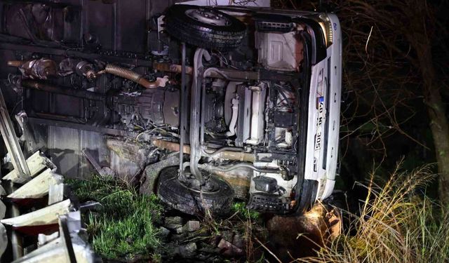 Kamyon bariyerlerde askıda kaldı, sürücü hafif yaralandı