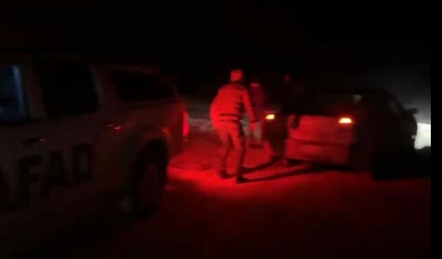 Kar ve tipiden yolda mahsur kalan vatandaşları AFAD ekipleri kurtardı