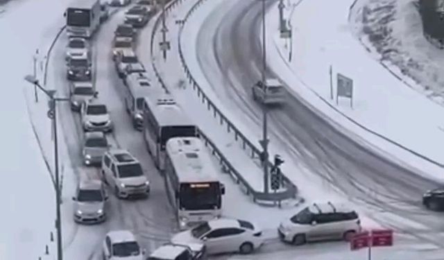 Kar yağışıyla trafik durma noktasına geldi