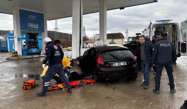 Karabük'te LPG istasyonuna çarpan otomobildeki 5 kişi yaralandı