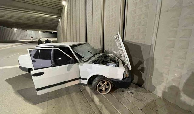 Karaman'da kontrolden çıkan otomobil alt geçidin duvarına çarptı