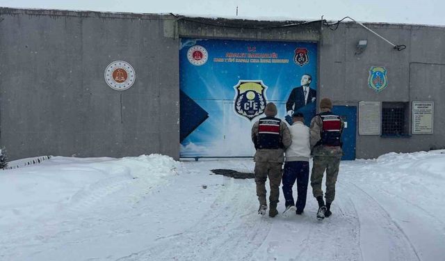 Kars'ta aranan 2 kişi jandarma ekiplerince yakalandı