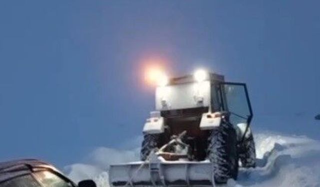 Kars'ta kara saplanan aracı vatandaş traktörüyle kurtardı