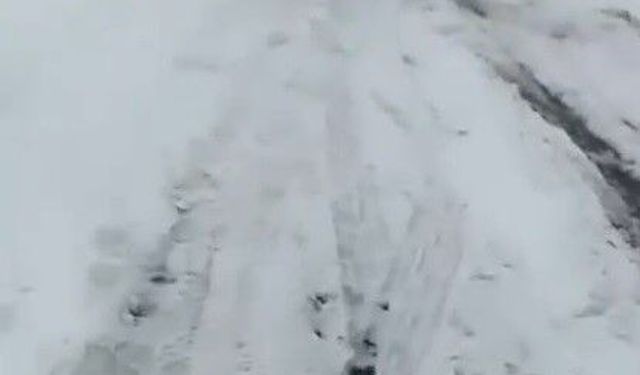 Kars'ta kayan tır kara yolunu ulaşıma kapattı