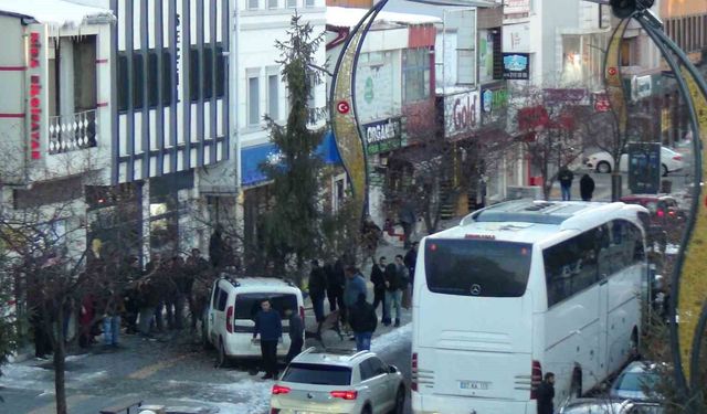 Kars'ta kontrolden çıkan araç ağaca çarparak durabildi