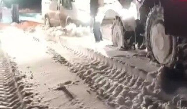 Kars'ta minibüs kara saplandı, mahsur kalan vatandaşlar kurtarıldı