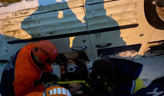 Kars'ta takla atan hafif ticari araçta can pazarı yaşandı