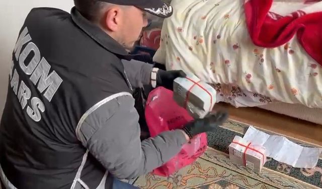 Kars'ta tefecilik operasyonu: Yatağın altından poşet poşet para çıktı