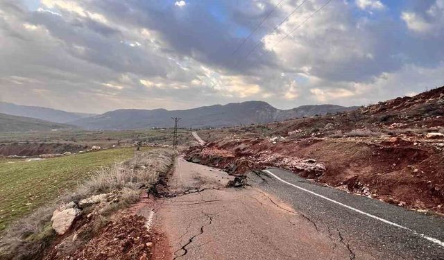 Kasrik'te heyelan alarmı: Köy yolu çöktü, ulaşım durdu