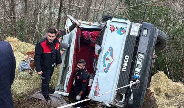 Kastamonu'da saman yüklü kamyonet, şarampole devrildi: 2 yaralı